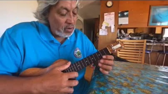 Play the Ukulele F & G7 Chords